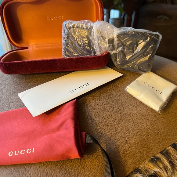 Women’s Gucci sunglasses 56mm black with gold hardware rectangular design. - Picture 10 of 17